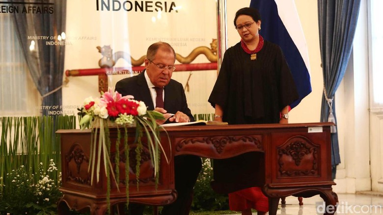 Lamak Bana! Menlu Rusia Dijamu Makan Rendang dengan Kentang Lamak Bana! Menlu Rusia Dijamu Makan Rendang dengan Kentang