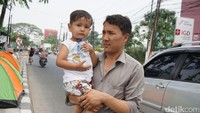 Ada 9 anak-anak yang tinggal di trotoar. Mereka mengeluh sakit kepala dan sakit perut (Foto: Arief Ikhsanudin/ detikcom)
