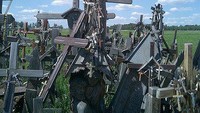 Namun, pemerintah Soviet menghancurkan bukit ini dengan cara membakar bukit. Pemerintah menganggap salib adalah simbol permusuhan dan berbahaya (The Hill of Crosses/Facebook)