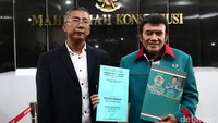 Rhoma menunjukkan berkas permohonan pengujian UU Pemilu terkait verifikasi partai politik dan presidential treshold. 