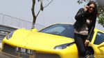 Dewi Gilang Deg-degan Jajal Ferrari 488 Spider