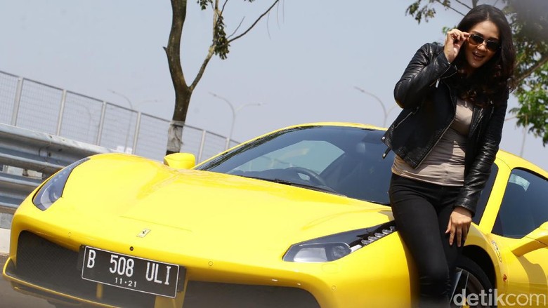 Dewi Gilang dan mobil Ferrari (Foto: Hasan Alhabshy) Dewi Gilang dan mobil Ferrari (Foto: Hasan Alhabshy)