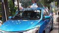 Kejadian ini di depan Hotel Oria, Jl Wahid Hasyim, Jakarta Pusat. Sopir Taksi Blue Bird berkilah hanya berhenti untuk beli rokok. Pihak manajemen Blue Bird menyesalkan tindakan ini dan berjanji akan menertibkan sopir mereka (Facebook)