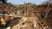 Sejumlah pekerja tengah menyelesaikan pembuatan jembatan Kali Angke, Serpong Utara, Tangerang Selatan, Selasa (8/8/2017).