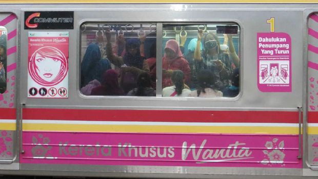 Dear Penumpang KRL, Perhatikan Garis Antrean Ini Ya Agar Tertib