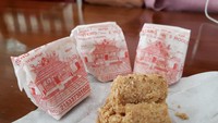 Camilan yang satu ini namanya enting-enting gepuk khas Salatiga. Dibuat dari kacang tanah, enting-enting terasa manis dengan tekstur berpasir. Foto: dok. detikFood