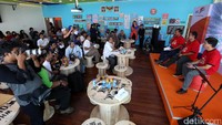 Direktur Utama PT Indonesia Kendaraan Terminal (PT IKT) Chiefy Adi K (tengah) didampingi Direktur Operasi Indra Hidayat Sani (kiri) dan Direktur Keuangan dan SDM Armand Badudu (kanan) memberikan paparan mengenai kinerja Semester I 2017 di Jakarta, Selasa (8/8).