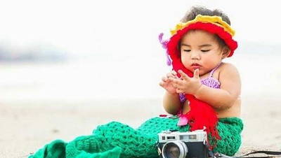 Foto: Gemas! Saat si Kecil Berpose Seperti Putri Duyung