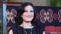 Wanita cantik kelahiran Jakarta, 16 Maret 1982 itu berencana menjadikan kain Sumba Timur sebagai busana sehari-hari. Pool/Ismail/detikFoto.