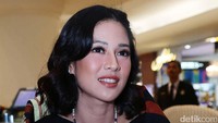 Ia tampil mempesona dengan kain tenun ikat dan kalung bernuansa etnik ikut mempercantik penampilannya tersebut. Pookl/Ismail/detikFoto.
