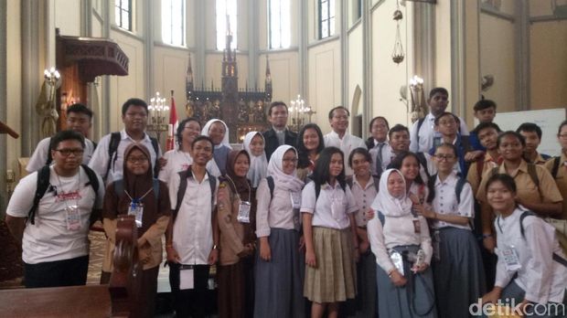 Para siswa SMA di Jakarta Wisata Rumah Ibadah.