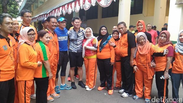 Olahraga Pagi, Sandiaga Pilih Lari di GOR Rawamangun