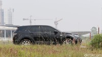 Mobil pun mulai melaju. Kami mencoba melewati jalur yang sudah disiapkan pihak penyelenggara. Rasanya begitu asyik. Mobil dengan mudah melibas medan offroad ini. Mobil terasa masih nyaman meski melewati jalur offroad yang tak rata.
