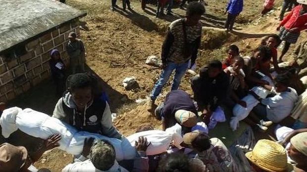 Tradisi Gali Kubur & Joget Bareng Jenazah di Madagaskar