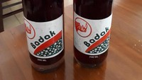 Indonesia punya root beer tradisional dengan merek Cap Badak. Tampilan minuman bersoda ini jadul dengan botol kaca dan grafis sederhana bergambar kepala badak. Foto: dok. detikFood