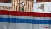 Pekerja mengecor tiang penyangga jembatan layang yang tingginya lebih dari 5 meter.