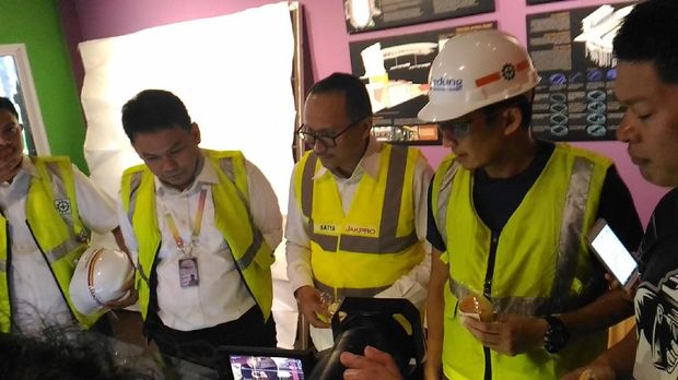 Usai Lari Pagi, Sandiaga Tinjau GOR Rawamangun Bareng Sylvi