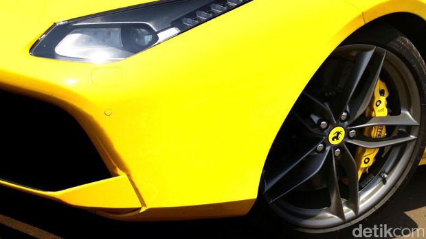 Desain lampu  Ferrari 488 Spider