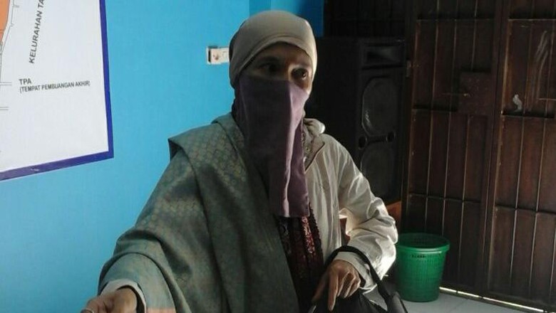 Polisi Bawa Ibu Mengaku Nabi di Makassar ke Rumah Sakit Jiwa Polisi Bawa Ibu Mengaku Nabi di Makassar ke Rumah Sakit Jiwa