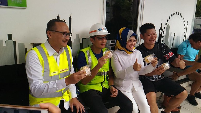 Usai Lari Pagi, Sandiaga Tinjau GOR Rawamangun Bareng Sylvi Usai Lari Pagi, Sandiaga Tinjau GOR Rawamangun Bareng Sylvi
