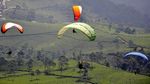 Para Pilot Paralayang Unjuk Ketangkasan