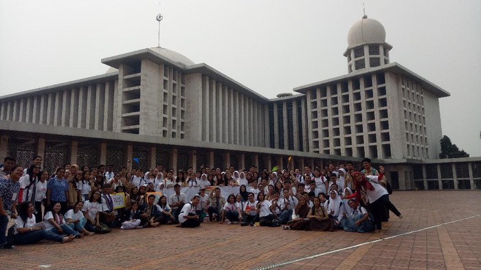 Ngobrol Seru Peserta Wisata Rumah Ibadah dan Pengurus Istiqlal