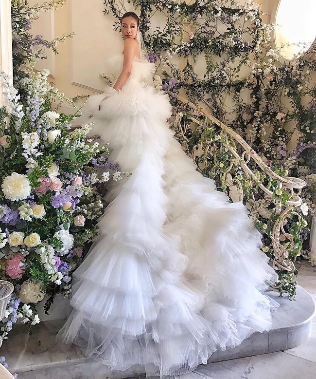 Gaun mewah bertumpuk yang dipakai Feiping Chang membuatnya seperti princess. Gaun putih yang digunakannya itu datang dari Giambattista Valli. Foto: dok. Instagram
