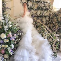 Gaun mewah bertumpuk yang dipakai Feiping Chang membuatnya seperti princess. Gaun putih yang digunakannya itu datang dari Giambattista Valli. Foto: dok. Instagram