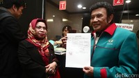 Rhoma menunjukkan tanda terima permohonan pengujian UU Pemilu. 