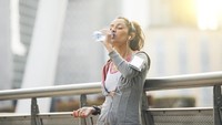 Dalam menurunkan berat badan setidaknya Anda harus minum 8 sampai 10 gelas air putih setiap hari. Tidak hanya akan membunuh rasa lapar tapi juga meningkatkan metabolisme tubuh dan menjaga energi tetap meningkat. Foto: Thinkstock
