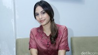 Ia tampil layaknya seorang kembang desa dengan kebaya merah.