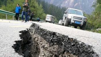 Gempa Bumi Sichuan (2008): Sejak konstruksi dimulai di 1990-an, Bendungan Tiga Ngarai (Three Gorges Dam) di Hubei, China, menuai kontroversi. Meski menghasilkan listrik sangat besar dan mengurangi risiko banjir di sepanjang Sungai Yangtze, bendungan ini menyebabkan kerusakan ekologis. Namun, bisakah bendungan ini menyebabkan gempa? Beberapa orang percaya dan setelah Gempa Bumi Besar Sichuan yang menghancurkan tahun 2008, banyak yang menyalahkan bendungan tersebut sebagai penyebab gangguan seismik yang memicu gempa, di mana hampir 90.000 orang kehilangan nyawa. Meski bermula sebagai teori konspirasi, tahun berikutnya muncul beberapa bukti ilmiah yang menyatakan berat air di waduk mungkin menjadi penyebab gempa tersebut. Foto: Reuters