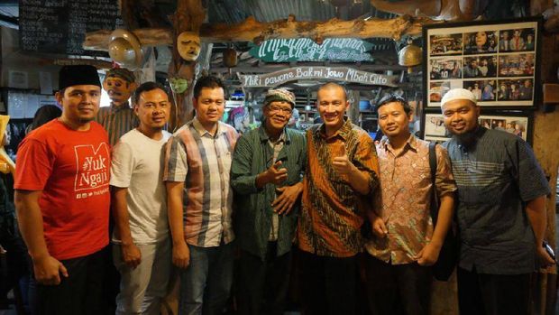 Ustaz Felix Siauw dan Cak Nun usai makan bersama /
