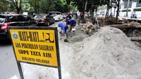 Pembuatan turap tersebut dikerjakan oleh Suku Dinas Pekerjaan Umum (SDPU) dan Tata Air Jakarta Selatan.