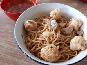 Mie Rica Kejaksaan: Huahh! Sedapnya Sengatan Mie Pedas Topping Bakso Udang Goreng