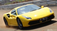 Brumm, tanah merah di track balapan berterbangan saat detikOto ngebut dengan Ferrari 488 Spider.