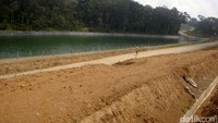 Sementara untuk mengantisipasi terjadinya pencemaran air sungai yang keruh akibat proses pembukaan lahan dilokasi proyek PLTPB, pihaknya telah melakukan berbagai antisipasi dengan membuat sistem penyaringan air dan drainase dibeberapa titik di wallpad H, sehingga diharapkan kedepan air dari lokasi proyek tidak lagi keruh.