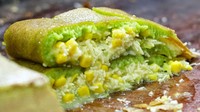 Martabak Andir di Bandung ini terlihat sangat menggugah selera. Martabak yang lembut dicampur dengan pandan dan diberi pelengkap seperti jagung manis, keju dan susu kental manis. Enak! (Foto: Istimewa)