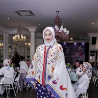 Lia Karina merupakan atlet taekwondo berhijab yang juga tampil feminin dalam balutan baju dari Sejauh Mata Memandang. Foto: Dok. HijUp