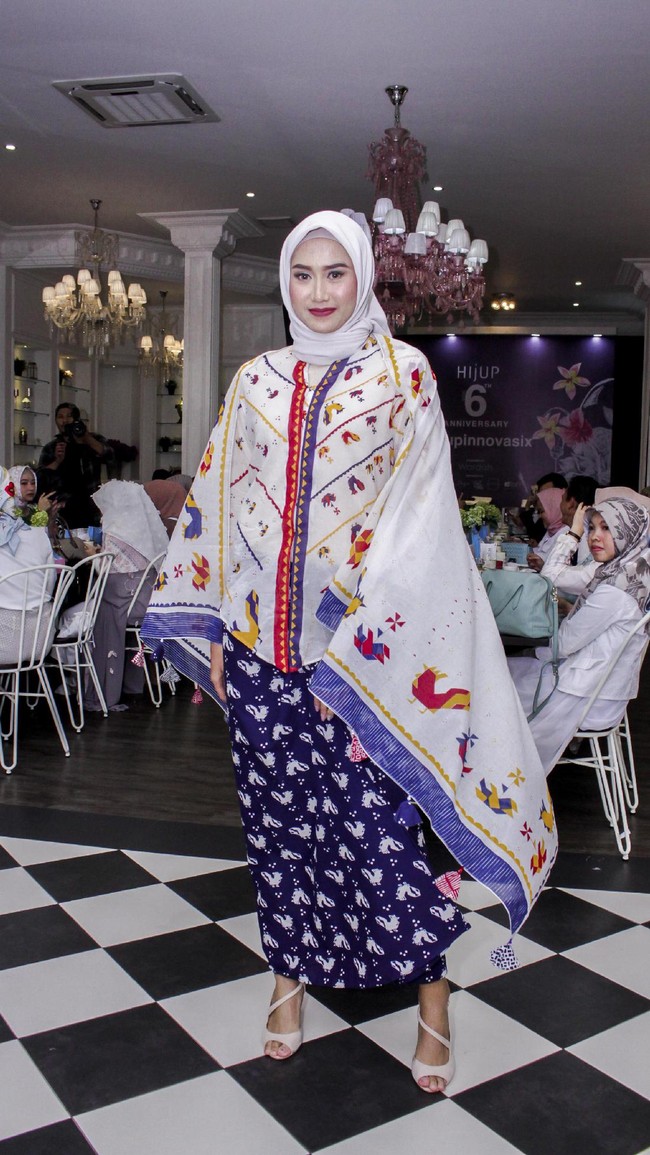 Lia Karina merupakan atlet taekwondo berhijab yang juga tampil feminin dalam balutan baju dari Sejauh Mata Memandang. Foto: Dok. HijUp