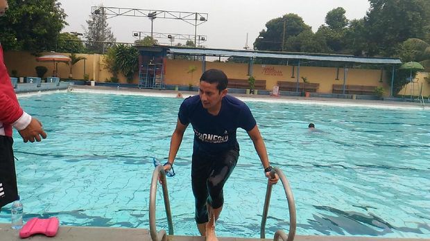 Usai Lari Pagi, Sandiaga Tinjau GOR Rawamangun Bareng Sylvi