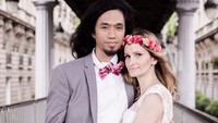 Ijal dan Julie punya kisah cinta menarik. Ijal tak bisa bahasa Inggris dan Prancis. Julie tak bisa bahasa Indonesia. Mereka berkomunikasi dengan Google Translate. Ini adalah bukti kalau cinta adalah bahasa universal. Ayo mblo, semangat mengejar cintamu, karena bahasa saja bukan hambatan sulit (dok Pribadi)