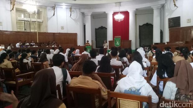 Para siswa SMA di Jakarta Wisata Rumah Ibadah.