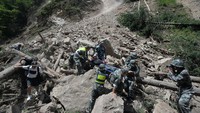 Pemerintah Sichuan menyatakan seperti dilansir kantor berita Reuters, Rabu (9/8/2017), sebanyak 100 turis terjebak usai tanah longsor yang terjadi setelah gempa tersebut. Belum diketahui bagaimana kondisi mereka. Namun enam turis dipastikan termasuk di antara 13 korban jiwa sejauh ini. Tidak diketahui identitas keenam turis tersebut. Chengdu Economic Daily/Wang Qin via REUTERS.