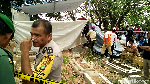 Foto: Begini Suasana Pembongkaran Makam Pria yang Dituduh Curi Ampli