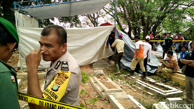 Foto: Begini Suasana Pembongkaran Makam Pria yang Dituduh Curi Ampli