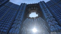 Studio City merupakan sebuah hotel dengan konsep serba ada. Desainnya sendiri mirip dengan setting Gotham City di film Batman (Aji/detikTravel)