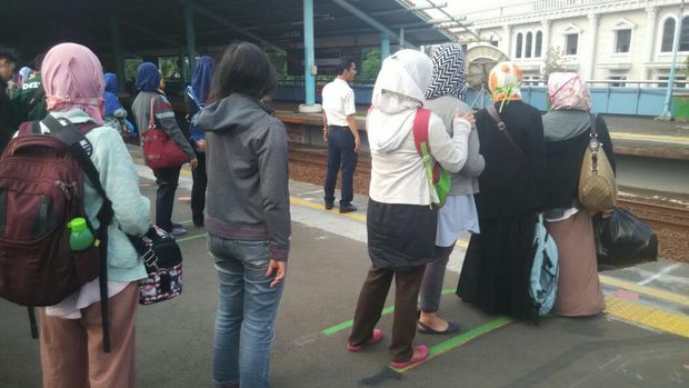 Dear Penumpang KRL, Perhatikan Garis Antrean Ini Ya Agar Tertib