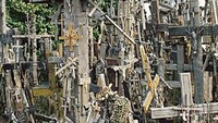 Setelah perubahan situasi politik, barulah Bukit Salib dibangun kembali oleh pihak gereja (The Hill of Crosses/Facebook)
