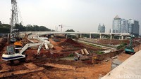 Sejumlah alat berat terus mengerjakan pembangunan jembatan layang untuk Jalan Tol Depok-Antasari (Desari).